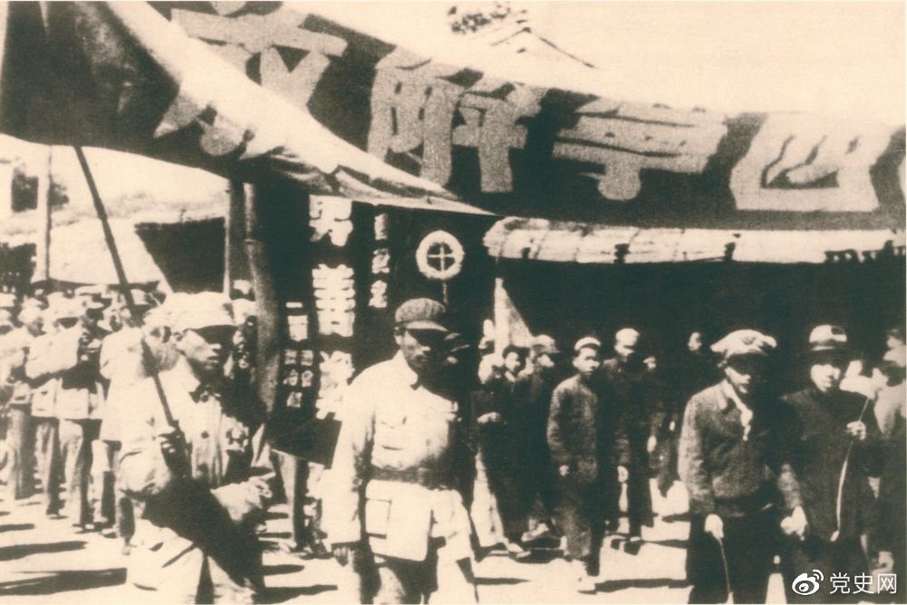 1949年9月,青海西寧解放。圖為人民解放軍列隊(duì)進(jìn)入西寧城區(qū)。