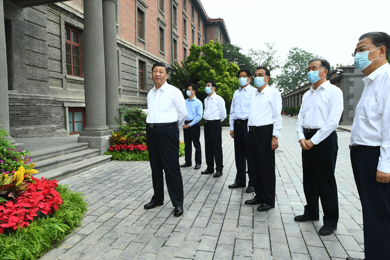 6月25日,中共中央政治局就用好紅色資源、賡續(xù)紅色血脈舉行第三十一次集體學(xué)習(xí)。這次集體學(xué)習(xí)采取參觀和討論相結(jié)合的形式,這是習(xí)近平、李克強(qiáng)、栗戰(zhàn)書、汪洋、王滬寧、趙樂(lè)際、韓正等在北大紅樓參觀“光輝偉業(yè) 紅色序章——北大紅樓與中國(guó)共產(chǎn)黨早期北京革命活動(dòng)主題展”。新華社記者 謝環(huán)馳 攝