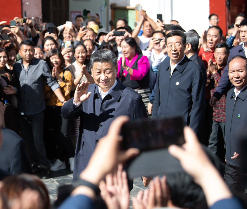 7月21日至23日，中共中央總書記、國(guó)家主席、中央軍委主席習(xí)近平來到西藏，祝賀西藏和平解放70周年，看望慰問西藏各族干部群眾。這是22日下午，習(xí)近平在考察位于拉薩市老城區(qū)的八廓街時(shí)，向各族群眾揮手致意。新華社記者 申宏 攝