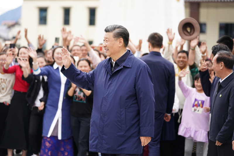 7月21日至23日，中共中央總書記、國(guó)家主席、中央軍委主席習(xí)近平來到西藏，祝賀西藏和平解放70周年，看望慰問西藏各族干部群眾。這是21日下午，習(xí)近平在林芝市工布公園考察時(shí)，向當(dāng)?shù)厝罕姾陀慰蛽]手致意。新華社記者 燕雁 攝